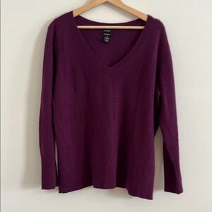 Lightweight Purple V-Neck Sweater with Long Sleeves